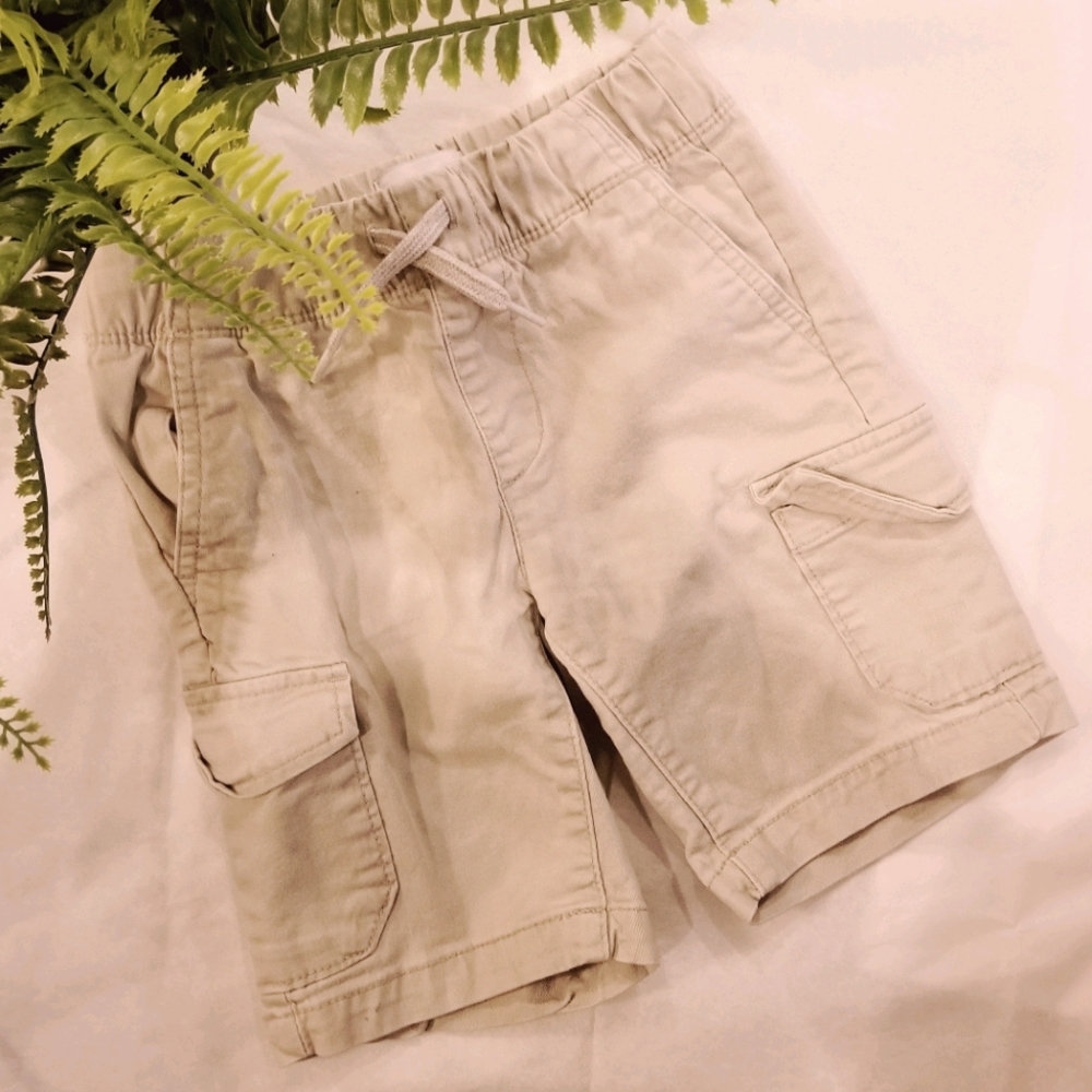 Boys cargi shorts, size 5, excellent cond